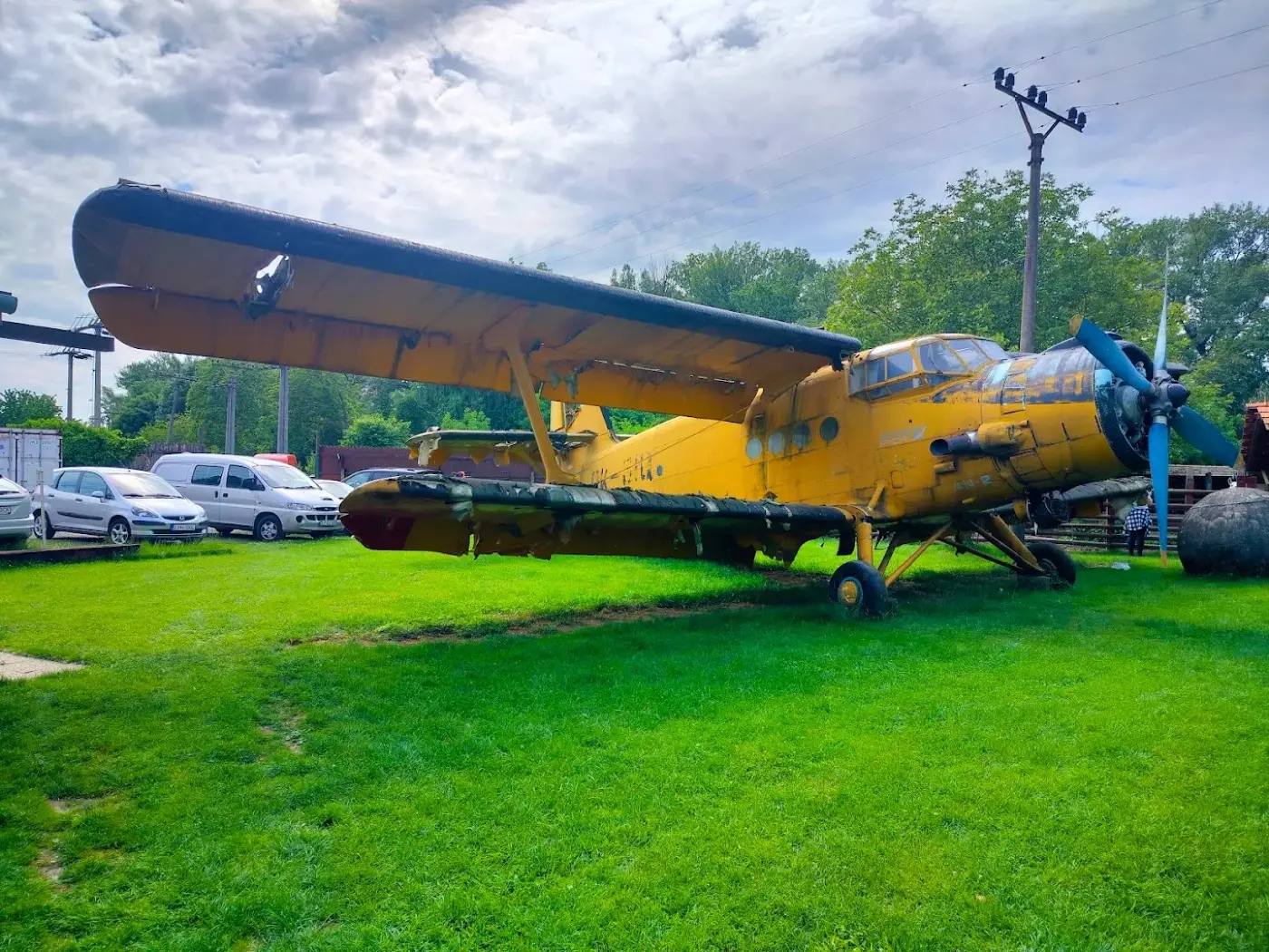 Lietadlo Antonov An-2 vystavené na tráve